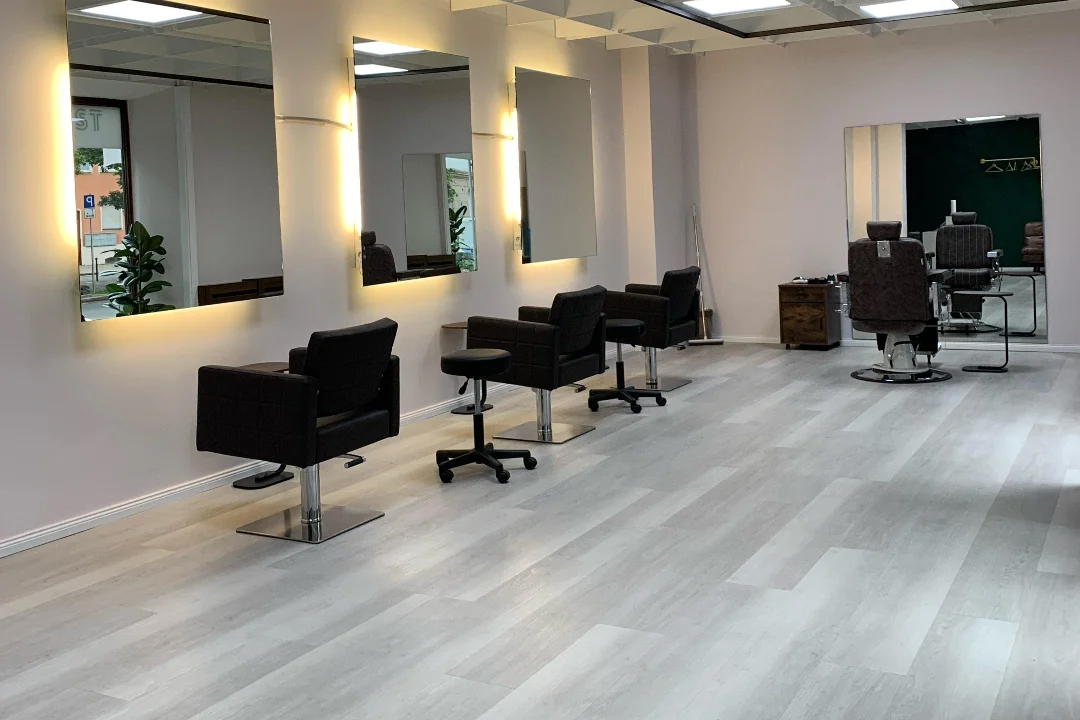 Moderner Salon-Innenraum von HAIRTIST Nürnberg